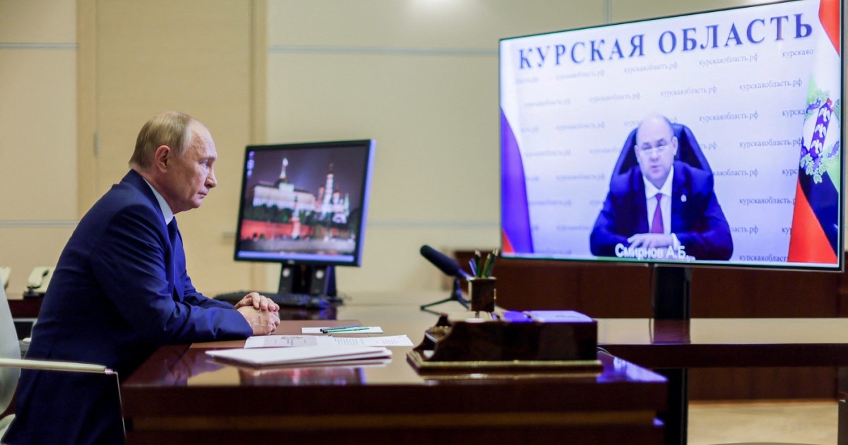 Președintele rus Vladimir Putin este informat prin apel video de guvernatorul regiunii ruse, Alexei Smirnov, despre situația din zonă după atacul trupelor ucrainene, din ugust 2024.