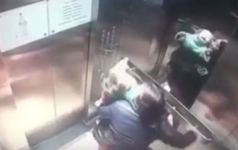 Imagini șocante într-un lift: O bonă lovește cu bestialitate un copil la câteva momente după ce mama micuțului a plecat | VIDEO