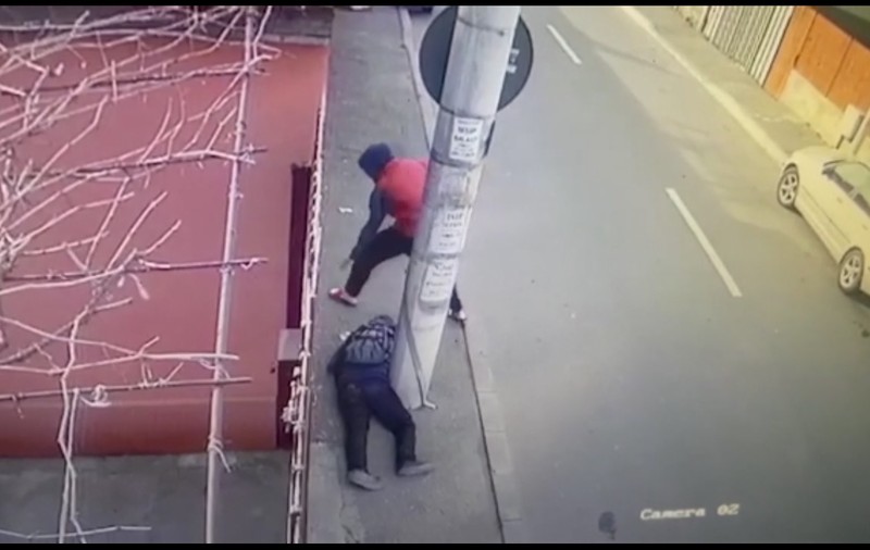 Bărbat întins pe trotuar, „cu răni sângerânde”, jefuit de un tânăr de 20 de ani în București