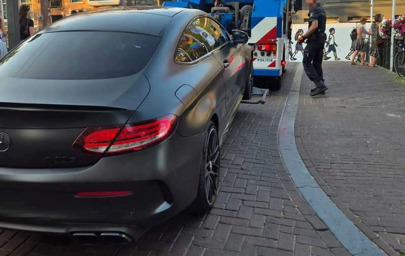 Un Mercedes C63 AMG de 140.000 de euro a fost confiscat de poliție după ce șoferul a încălcat de trei ori legea în 30 de secunde, în centrul Amsterdamului