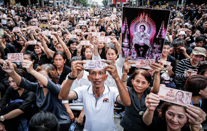 Un an de doliu în Thailanda | Sicriul regelui Bhumibol a fost transportat în cadrul unei procesiuni la Palatul Regal. FOTO