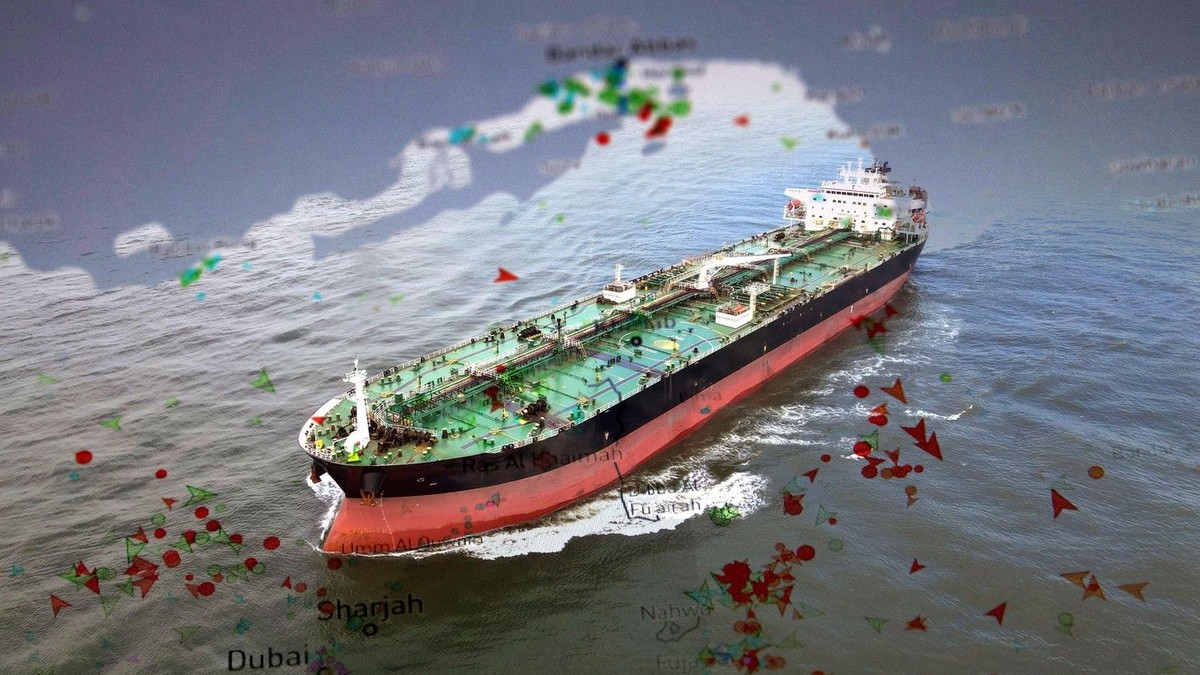 Petrolier care navighează prin Strâmtoarea Hormuz cu suprapunere de trafic maritim. Foto: Profimedia.