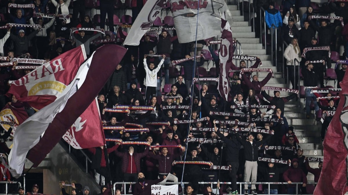 Galeria FC Rapid în tribune, în timpul unui meci de fotbal