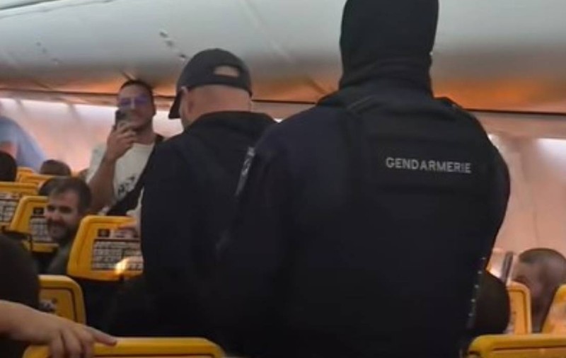 Petrecere de burlaci pe un zbor Ryanair, finalizată cu aterizare de urgență și arestări în Franța