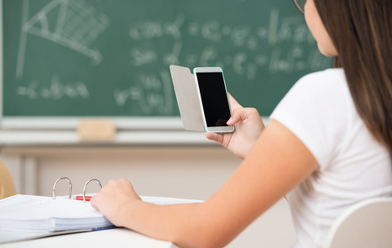 Franța interzice telefoanele mobile în școli începând din anul 2018