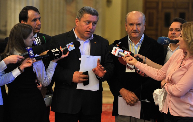 Ce SUPRIZĂ le pregătește un POLITICIAN ZIARIȘTILOR