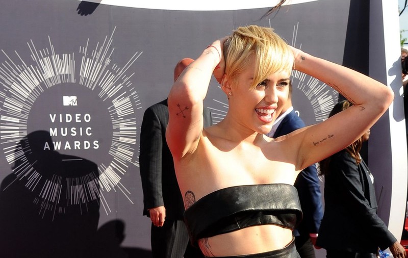 MILEY CYRUS nu are NIMIC de ASCUNS! GOALĂ la DUŞ!