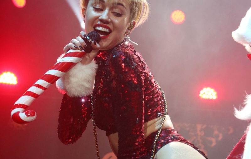 Miley Cyrus, destrăbălare pe scenă cu... Moş Crăciun | VIDEO