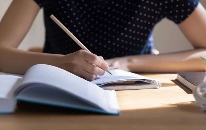 A dat 17.000 de euro unei „fantome” pentru o lucrare de doctorat. Nu i-a plăcut, așa că i-a deschis proces: „Nu poți să trișezi”