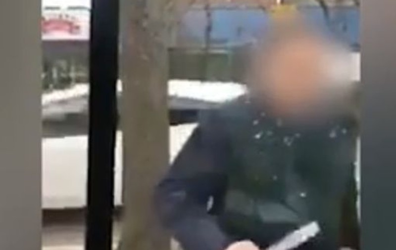 VIDEO | Un bărbat a fost filmat în timp ce a amenințat cu cuțitul pasagerul unei mașini