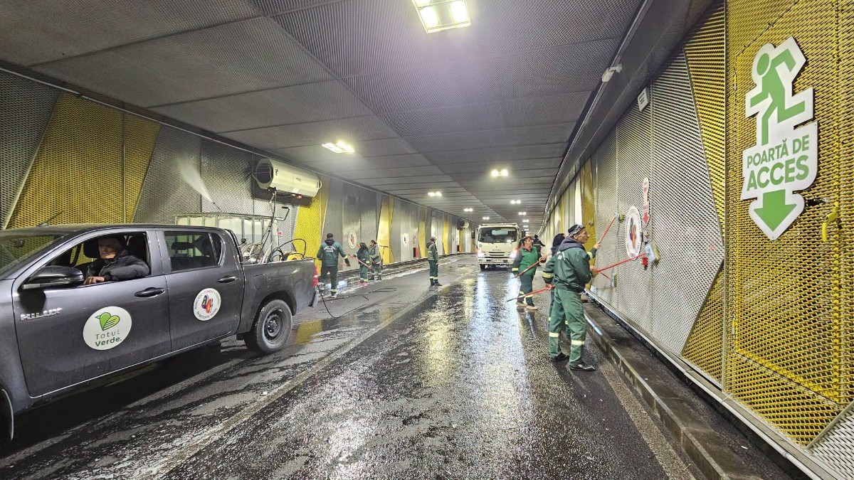 pasajul din sector 4 in timp ce e curățat