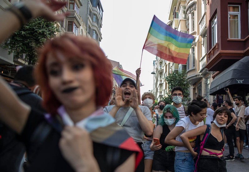 Manifestanții, pregătindu-se de paradă