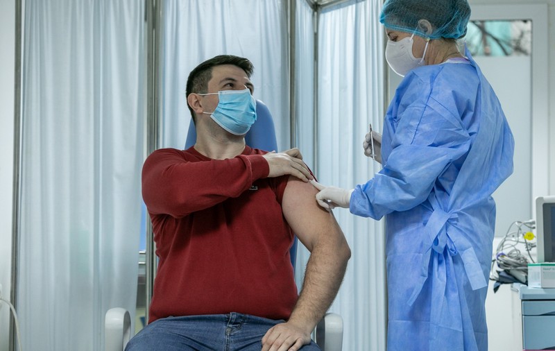 Campania de vaccinare, a doua amânare. Toate persoanele sub 65 de ani, inclusiv bolnavii cronici, care erau programate la prima doză în 30 ianuarie - 11 februarie, vor fi reprogramate. Rapelurile se fac