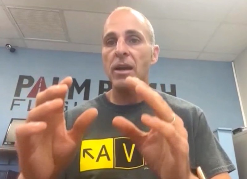 Robert Morgan, controlor de trafic aerian la Aeroportul Internaţional Palm Beach