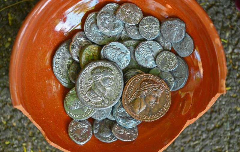 Pușculițe vechi de 1.800 de ani, pline cu monede din epoca romană puse pentru vremuri grele, descoperite într-un sat francez