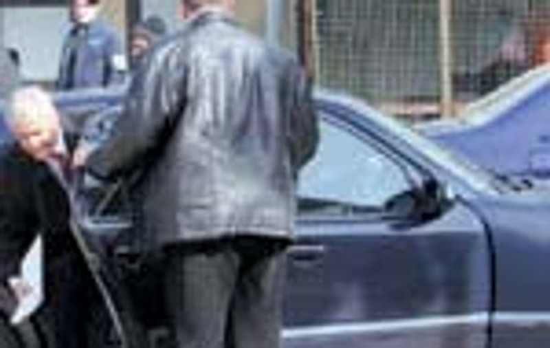 Deputatii se cearta pe birouri si masini