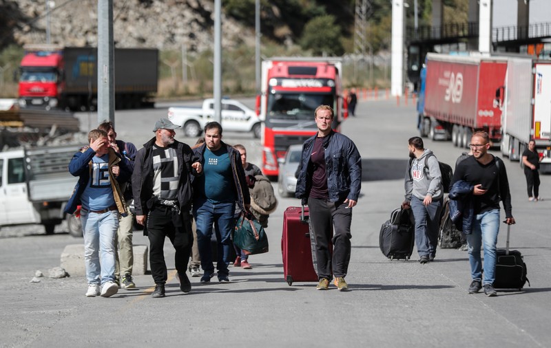Kremlinul neagă faptul că 700.000 de ruși au părăsit țara după decretarea mobilizării militare, dar nu știe cifra exactă a celor care au fugit