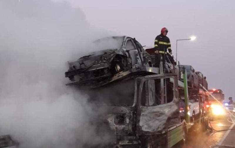 Patru mașini au ars pe Drumul Expres Craiova, după ce platforma care le transporta a fost cuprinsă de flăcări  |  VIDEO