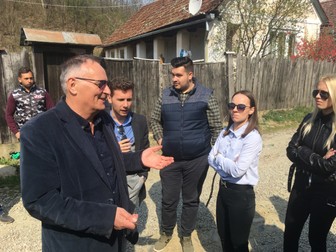Conf. univ. dr. Pavel Palcu, alături de studenți în timpul reconstituirii unei crime