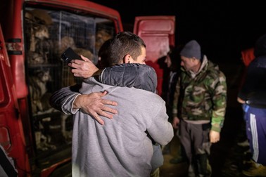 Daniela îi felicită pe băieţi pentru reuşita expediţiei