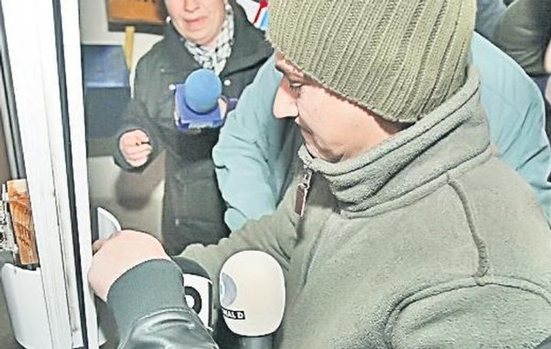 Câtă cruzime! Şi-a snopit în bătaie bebeluşul