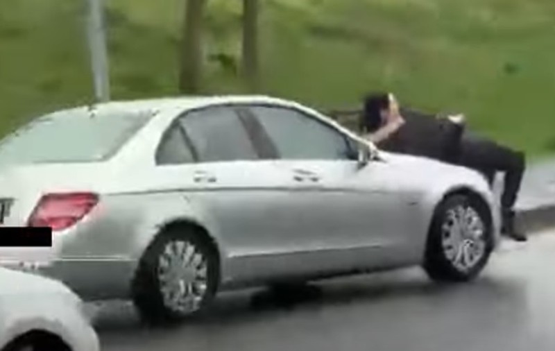 Femeie din Arad, luată pe capotă de o șoferiță cu care se certase pe un loc de parcare. VIDEO