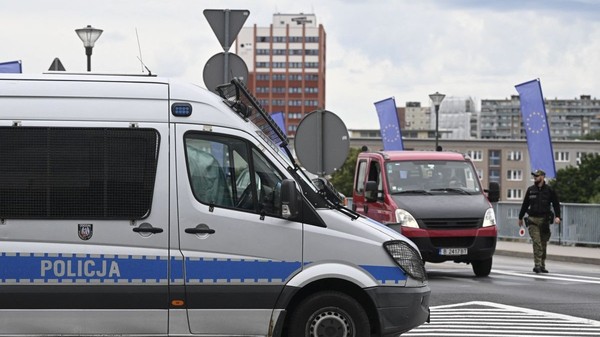 O angajată de 37 de ani a murit, iar directorul unei școli din Polonia și un profesor au fost răniți în urma unui atac cu cuțitul comis de un fost elev de 15 ani. Foto: Hepta