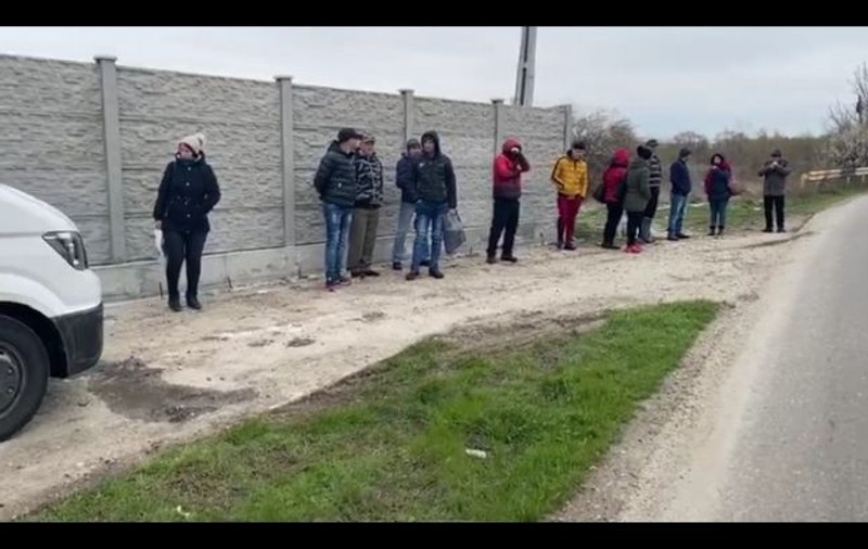 Situație revoltătoare în Slatina. Navetiști înghesuiți ca sardinele într-un microbuz