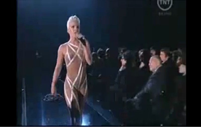 Video / Pink aproape goală la Grammy