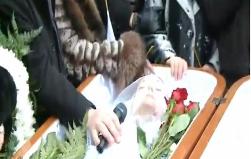 Mălina Olinescu, înmormântată pe acordurile piesei "Je T'Aime" şi cu microfonul pe piept | VIDEO