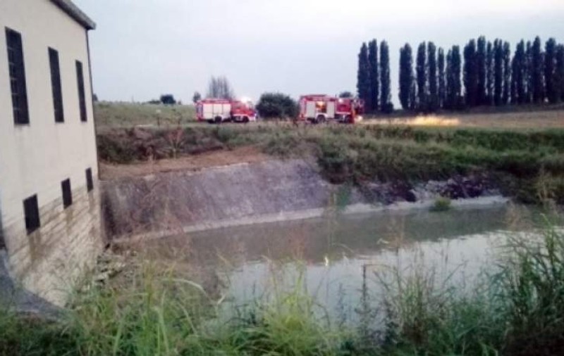 O româncă din Italia, însărcinată, s-a aruncat în apă pentru a-şi salva câinele, dar n-a mai putut să iasă. A fost transportată de urgență la spital