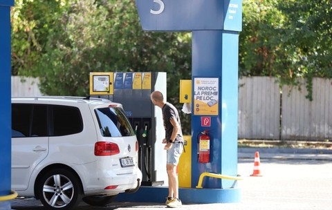 Un șofer se uită la prețurile afișate într-o stație Petrom din București, 24 septembrie 2026. Foto: Libertatea/ Dumitru Angelescu