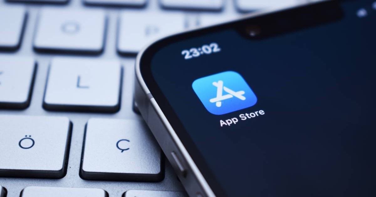 telefon mobil iphone pe tastatura unui computer