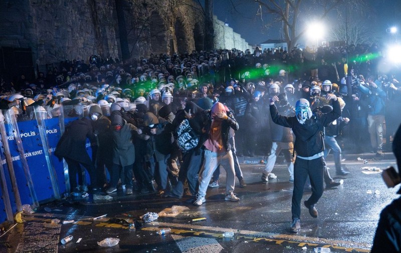 Peste 340 de oameni au fost arestați după protestele față de arestarea primarului din Istanbul: „Cei care caută haos nu vor fi tolerați”