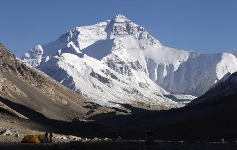 Sculpturi de 3.000 de euro, realizate din... gunoaiele de pe Everest