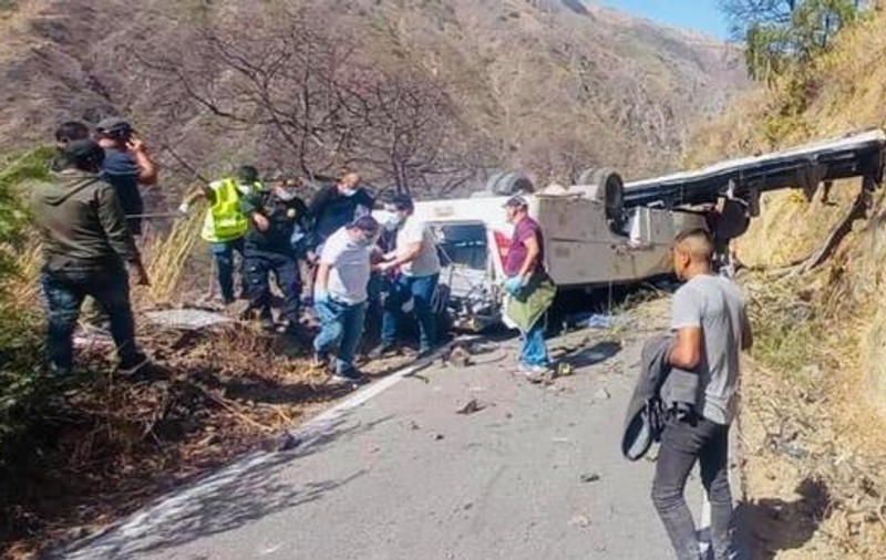Cel puțin 16 persoane au murit în Peru, după ce un autobuz s-a prăbușit într-o prăpastie