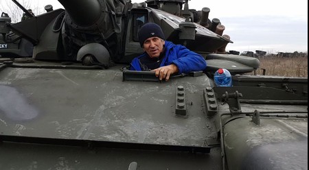 Maistrul Vasile Stănculeţ în interiorul unui tanc
