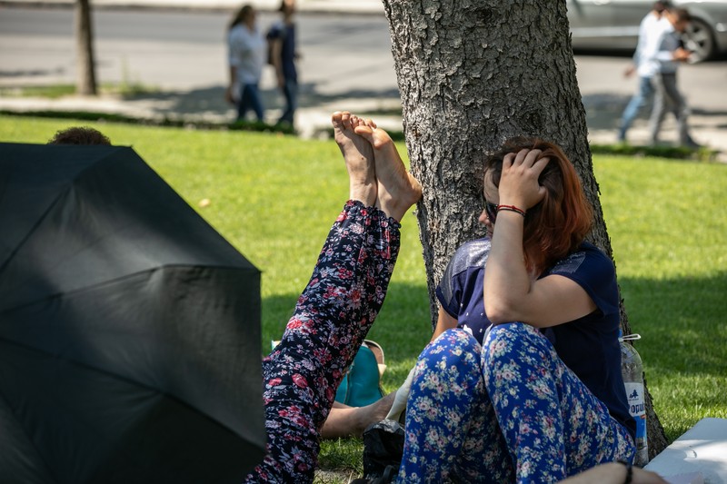 Manifestanţii întorc capul şi îşi acoperă faţa când văd că sunt fotografiaţi