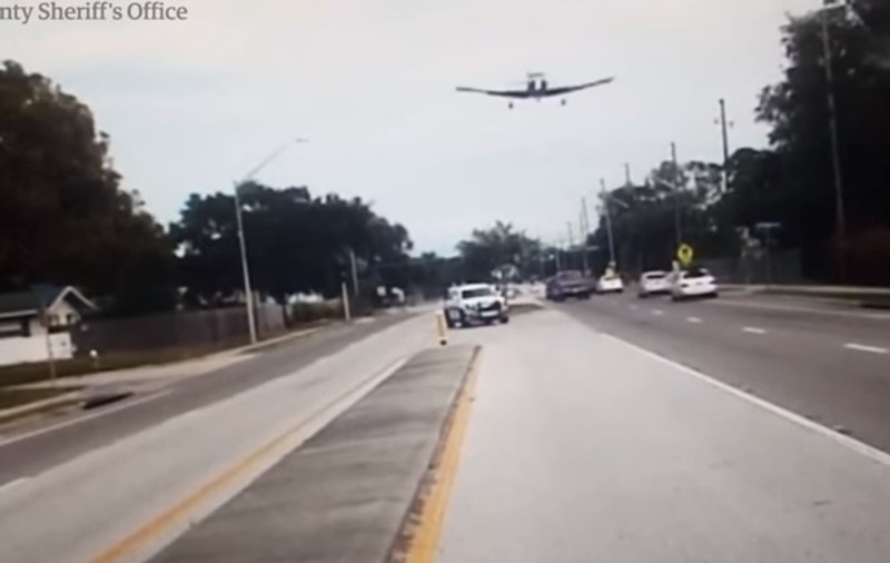 VIDEO | Un avion a aterizat de urgență pe o autostradă