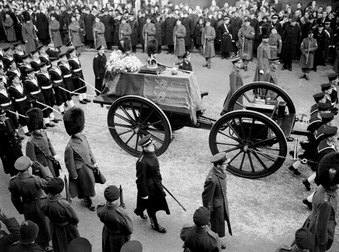 15/2/1952. Călătoria finală a regelui George al VI-lea, când sicriul său a fost dus în procesiune de la Gara Windsor la slujba de înmormântare din Capela Sf. Gheorghe. Submarinarii, calificați navale, trag în mod tradițional trăsura cu arme care poartă sicriul suveranului prin străzi folosind frânghii, o practică care va avea loc în timpul funeraliilor Reginei. Obiceiul a fost adoptat în 1901, la înmormântarea Victoriei, când bara așchie a căruciorului s-a rupt când sicriul ei, cântărind aproape o jumătate de tonă, a fost ridicat la loc și caii au început să se miște. Garda navală de onoare a intervenit și a târât trăsura cu arme la castel, imaginea considerată atât de izbitoare încât a fost folosită la înmormântarea fiecărui monarh britanic de atunci. Foto: Profimedia