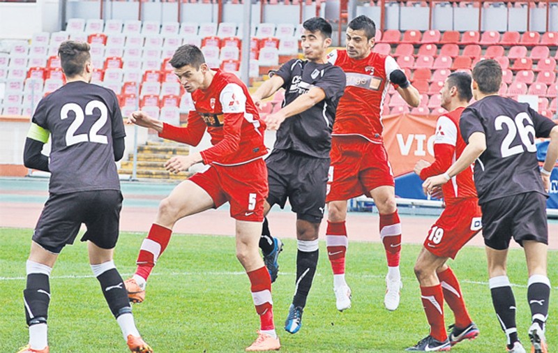 Vai de ei! Sportul, cu juniorii pe teren şi cu seniorii în tribună