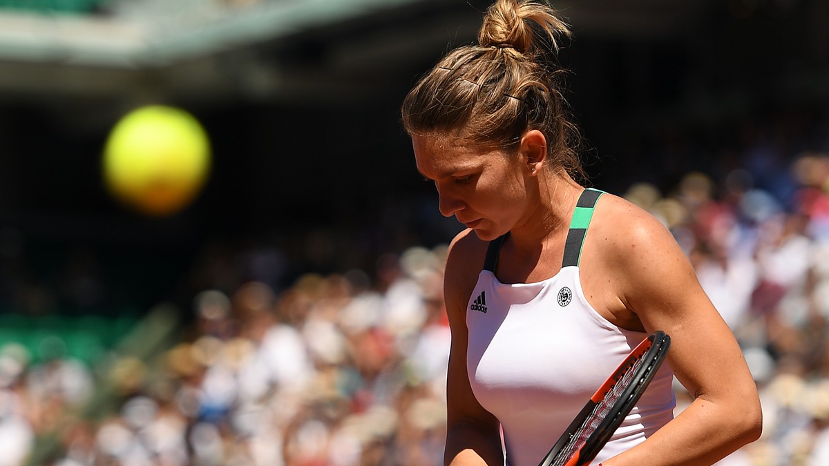 Simona Halep, dezamăgită după un punct pierdut în finala de la Roland Garros 2017. (FOTO: EPA)
