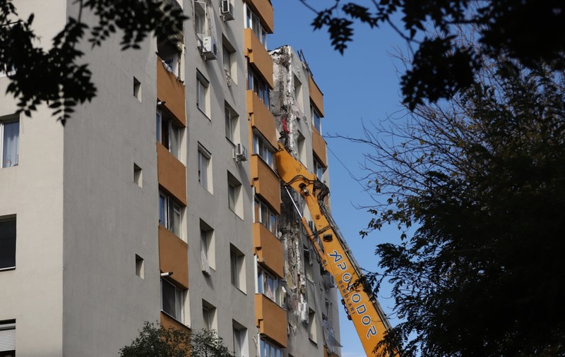 Lucrări la blocul din Rahova afectat de explozie la un an de la deflagrație