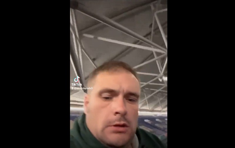 Un suporter englez s-a trezit din somn pe stadionul pustiu, la 5 ore după ce se terminase meciul Anglia-Serbia: „E 4 dimineața!”. VIDEO