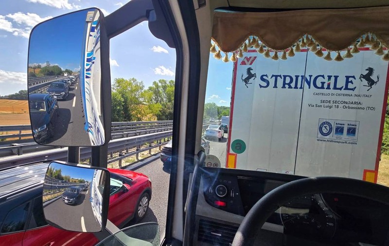 Un șofer român de TIR, în ambuteiaj pe autostradă, în Europa: „Șoferi care se urcă la volan în weekend, după ce soția a băut puțin la grătar”