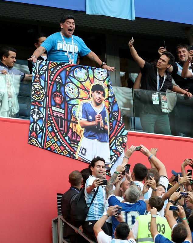 Nebunia lui Maradona, la Campionatul Mondial de fotbal Rusia 2018. ”Butoiașul” a urlat, a dormit, s-a trezit și a făcut semne obscene la meciul Argentina - Nigeria / FOTO&VIDEO