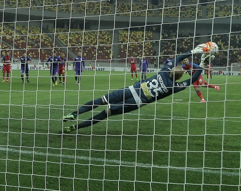 Un scriitor timișorean a lansat o ipoteză șocantă despre meciul lui ACS Poli cu Steaua, din Cupa Ligii, de pe Arena Națională: ^”Portarul Kirchstein a făcut scandal în vestiar și a amenințat că pleacă. După hențurile lui Belu și Sarmov, crede că ar fi fost blat”
