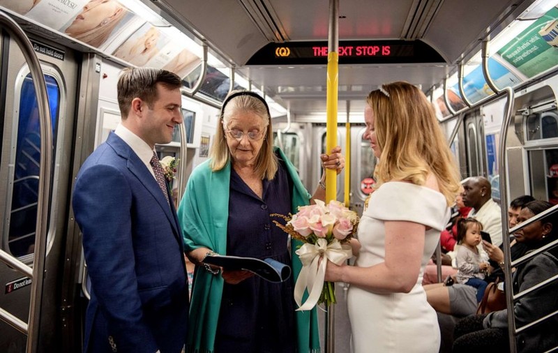 FOTO & VIDEO / Nuntă inedită în SUA. Doi tineri s-au căsătorit în metroul din New York