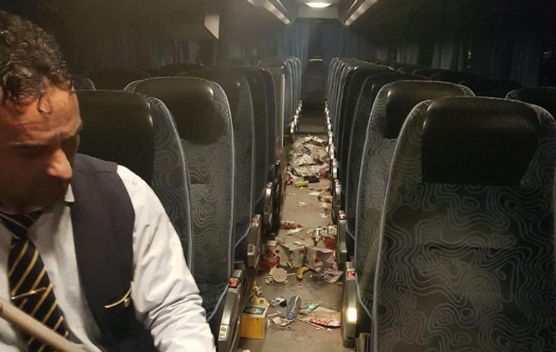 Gunoaie lăsate într-un autocar de mai mulți elevi din Focșani, în programul „Școala Altfel”