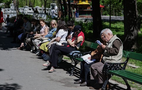 Mai mulți pensionari stau pe o bancă în parcul Cișmigiu din București. Poză cu caracter ilustrativ. Foto: Libertatea/ Vlad Chirea